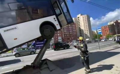 В Санкт-Петербурге пассажирский автобус врезался в столб, пять человек пострадали