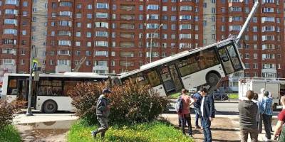 ДТП в Санкт-Петербурге, автобус заехал на столб, есть пострадавшие, фото и видео 27.05.2021 - ТЕЛЕГРАФ