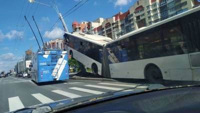 Перевозчик прокомментировал ДТП со «вставшим на дыбы» автобусом в Петербурге
