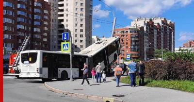 В Петербурге три человека получили тяжелые травмы в ДТП с автобусом