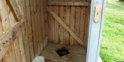 В Днепре в жилом массиве Западный неадекватный молодой человек попал в выгребную яму туалета - фото - ТЕЛЕГРАФ