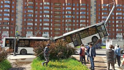 Число пострадавших при аварии с автобусом в Петербурге выросло до шести