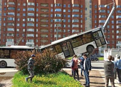 Автобус в Петербурге наехал на столб и встал на дыбы - шестеро госпитализированы