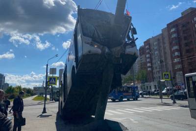 Водитель, врезавшийся в столб в Петербурге, получил серьезные травмы