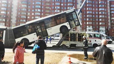 Число пострадавших в ДТП с автобусом в Петербурге выросло до шести человек