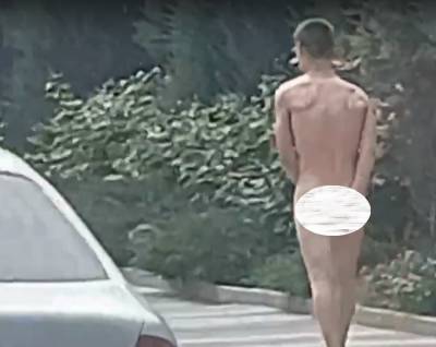 Абсолютно голый мужчина идет по центру Ростова и шокирует горожан