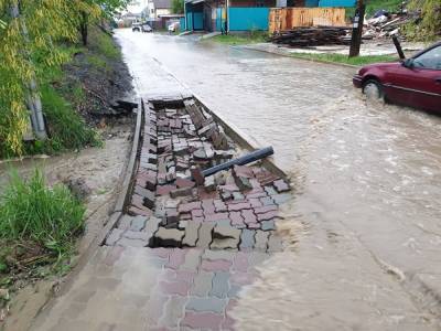 Дома и улицы Ханты-Мансийска затоплены после рекордного за последние 19 лет дождя