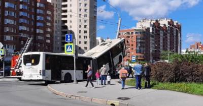 В Петербурге в результате ДТП автобус забрался на фонарный столб (видео)