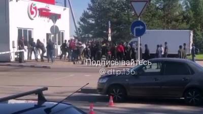 Под Воронежем работники устроили массовую драку возле "Пятерочки"
