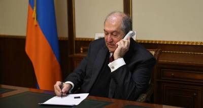 Президент Армении обсудил с главой Генштаба ВС ситуацию на границе