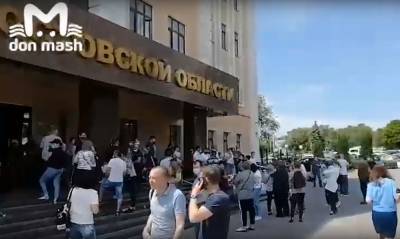 В Ростове началась осада областной прокуратуры возмущенных торговцами с закрытых рынков