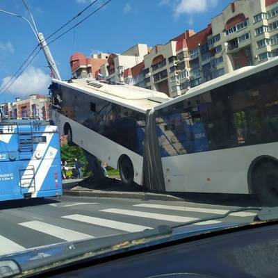 В Петербурге автобус-гармошка врезался в фонарный столб
