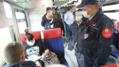 Не время расслабляться: москвичи стали реже носить маски в транспорте
