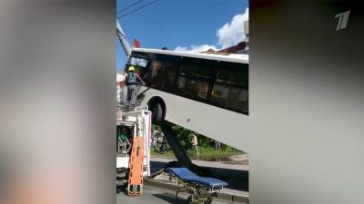 В Санкт-Петербурге пассажирский автобус врезался в столб
