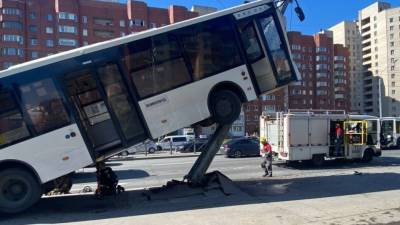 Пассажирский автобус заехал на столб в Петербурге