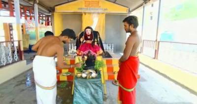 Коронавирус стал божеством: в Индии молятся в новом храме "Короне Деви" - видео