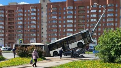Список пострадавших из «вставшего на дыбы» автобуса в Петербурге