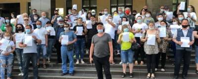 Торговцы аксайских рынков прибыли к зданию прокуратуры Ростовской области