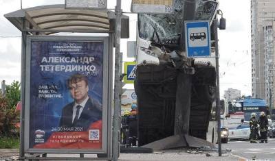 В Петербурге автобус влетел в столб и повис на нем