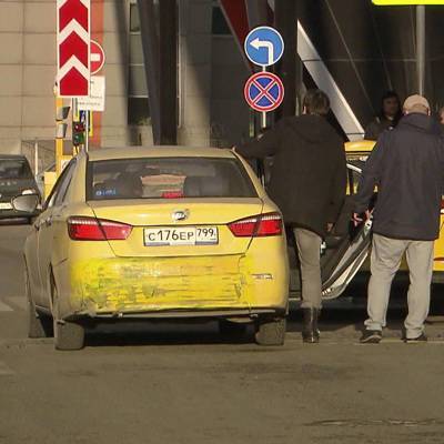 В Петербурге задержаны мошенники, похищавшие деньги через сервис такси