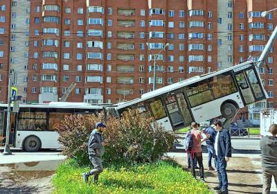 Число пострадавших в повисшем на столбе петербургском в автобусе выросло до шести