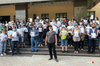 В Ростове-на-Дону десятки торговцев закрытых рынков вышли к зданию прокуратуры
