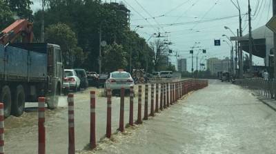 Авария возле Ocean Plaza в столице: дорогу затопило водой