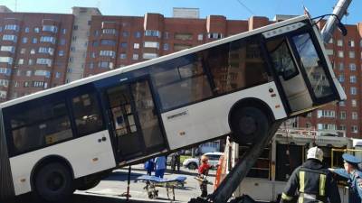 В Петербурге внепланово проверят транспорт после ДТП с автобусом