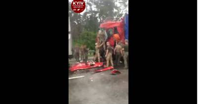 На въезде в Киев произошла авария шести фур (ВИДЕО)