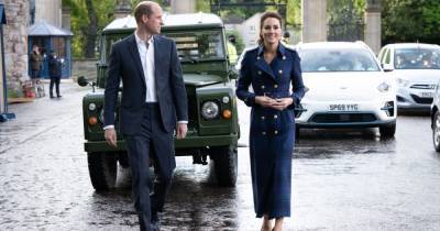 Кейт Миддлтон и принц Уильям приехали в кино на любимом авто покойного принца Филиппа (видео)