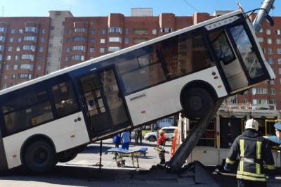 В Петербурге число пострадавших в ДТП с автобусом возросло до шести