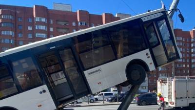 Что известно о водителе автобуса, попавшего в ДТП на юго-западе Петербурга?