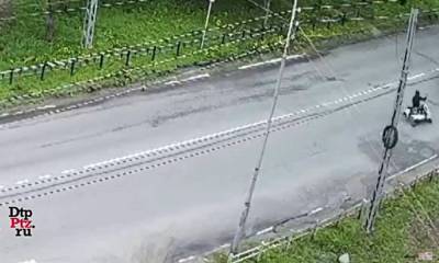 Мотоциклист завалился на «бок», чтобы избежать столкновения
