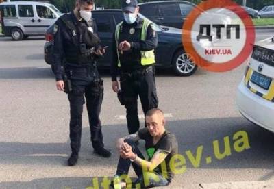 В Киеве мужчина пытался принять наркотики в авто патрульных (фото)