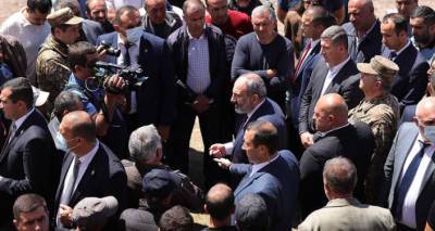 "Если у нас есть государство, почему пленными занят Мурадов?": Пашинян ответил сельчанину
