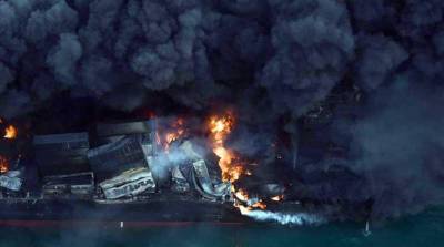 В водах Шри-Ланки уже неделю горит сингапурский контейнеровоз X-Press Pearl с ядовитым грузом