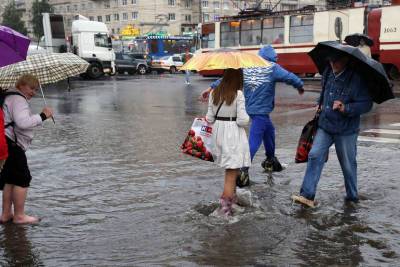 Грозы и дожди придут в Петербург в последний рабочий день