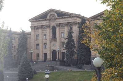 В парламенте Армении допускают введение военного положения: Мы должны открыть огонь в ответ, чтобы на той стороне замолчали