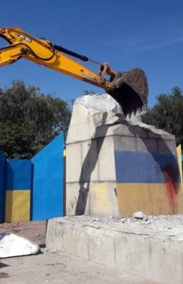В Лисичанске окончательно демонтируют остатки памятника Ленину (фото)