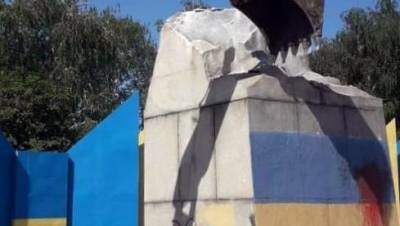 В Лисичанске завершается демонтаж остатков памятника Ленину (фото)