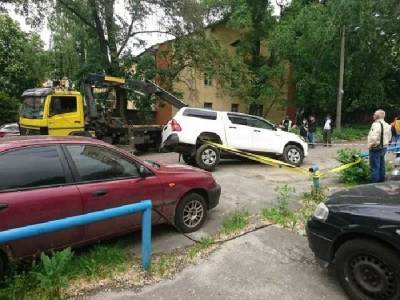 Японский внедорожник проиграл украинским дорогам: в Киеве Toyota провалилась под асфальт