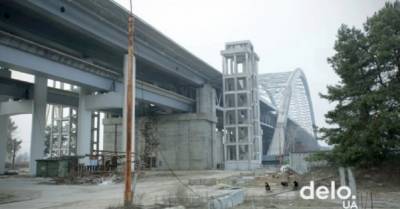Налоговики обыскивают офис застройщика Подольского моста в Киеве