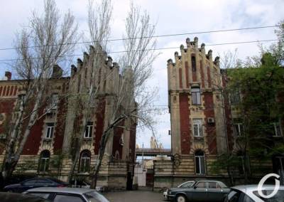 Два дома-близнеца на улице Приморской в Одессе