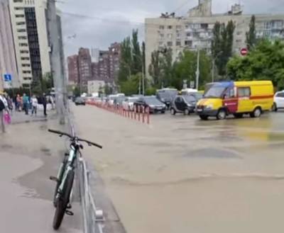 Киевская улица возле ТРЦ Ocean Plaza превратилась в реку (ФОТО и ВИДЕО)
