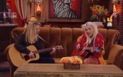 З’явилося відео, як Ліза Кудров співає з Леді Гага пісню «Smelly cat» в спецепізоді «Друзів»