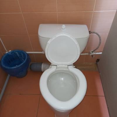 Фотографии школьных туалетов попали на конкурс и шокировали жителей
