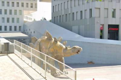 Мог попасть случайно: в Испании в статуе динозавра нашли труп мужчины