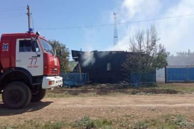 Двое человек погибли при пожаре в частном доме в Башкирии