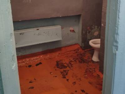 «Понятно, почему Обама гадит в подъездах»: конкурс на самый убитый школьный туалет шокировал россиян