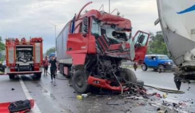 Водителя зажало в кабине: грузовик под Киевом устроил масштабное ДТП. ФОТОрепортаж